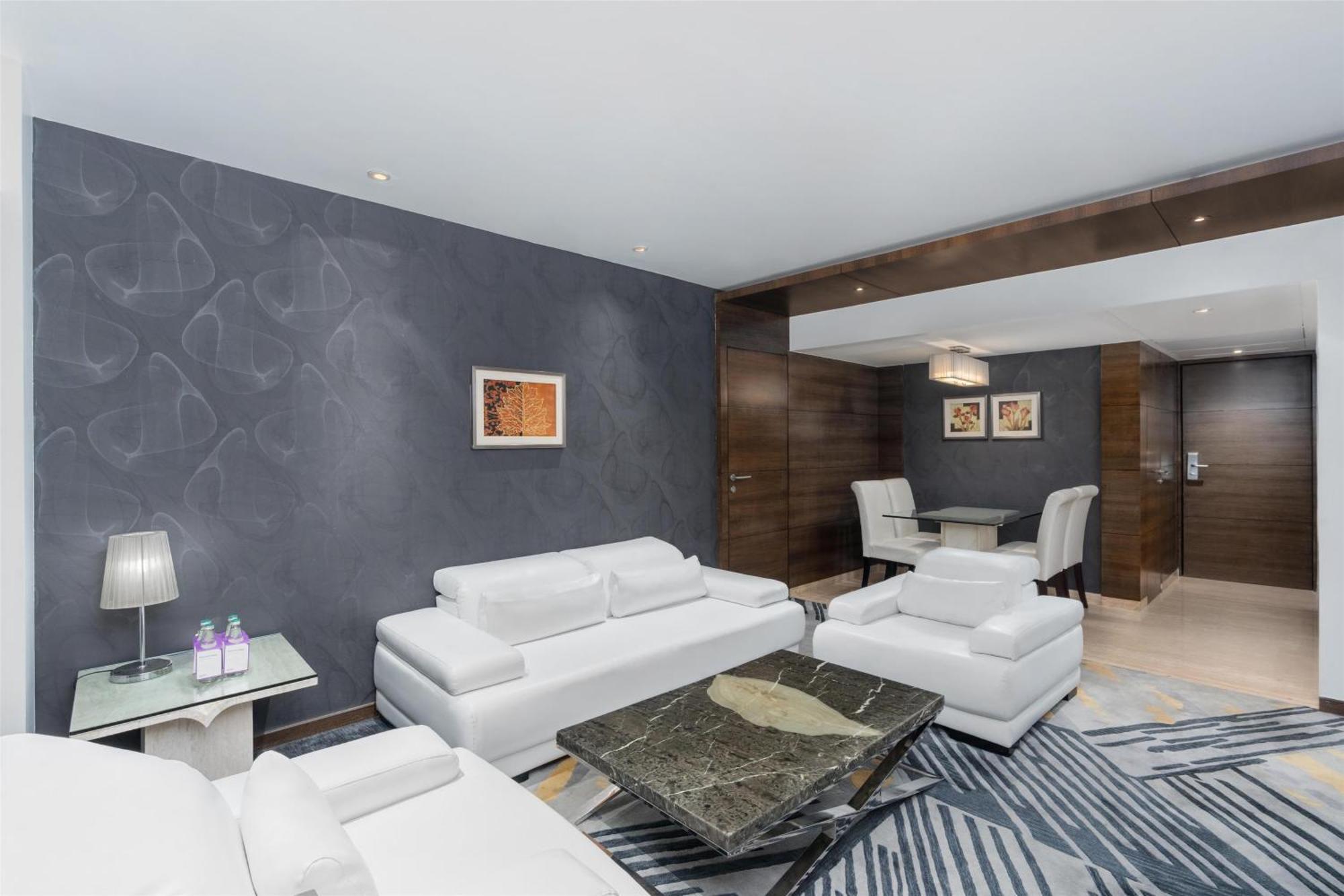 Presidential Suite with Breakfast and Dinner at Mosaic and 20% discount on SPA services.